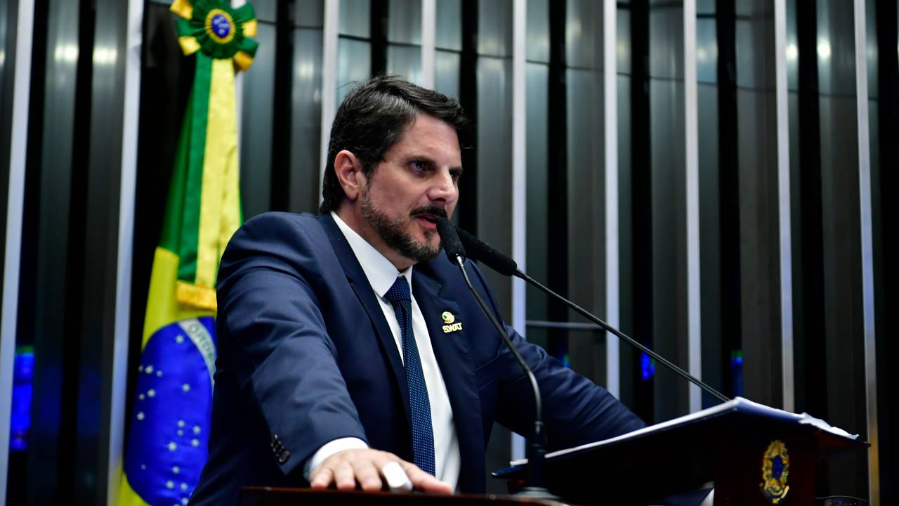 Plenário do Senado Federal durante sessão deliberativa ordinária semipresencial. Na ordem do dia, o decreto de intervenção federal na segurança pública do Distrito Federal. O decreto foi assinado no domingo (8) pelo presidente da República, e tramita em caráter de urgência. À tribuna, em discurso, senador Marcos do Val (Podemos-ES). Foto: Waldemir Barreto/Agência Senado