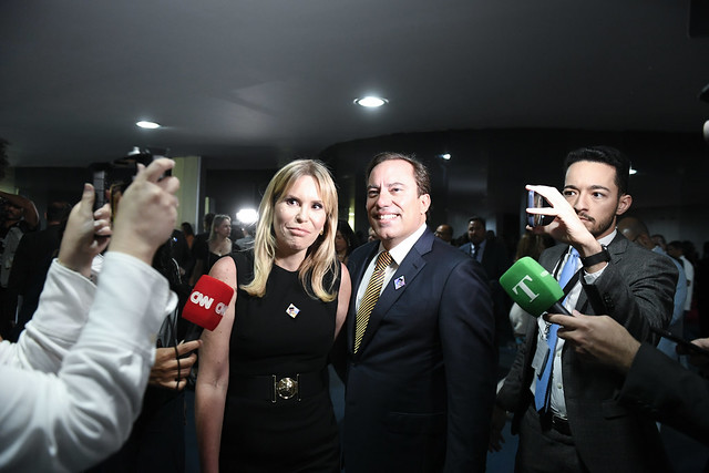 O ex-presidente da Caixa Econômica Federal Pedro Guimarães chega ao Salão Azul do Senado acompanhado da mulher, Manuella Guimarães