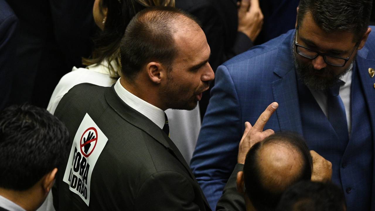 AME673. BRASILIA (BRASIL), 01/02/2023.- El diputado Eduardo Bolsonaro, hijo del expresidente Jair Bolsonaro, participa en la ceremonia de elección de jefes de las respectivas cámaras, hoy, en el Congreso Nacional, en Brasilia (Brasil). El Parlamento brasileño inaugura este miércoles una nueva legislatura, la primera del Gobierno de Luiz Inácio Lula da Silva, y elige nuevas autoridades con una composición conservadora que puede dificultar los planes del líder progresista. EFE/ Andre Borges