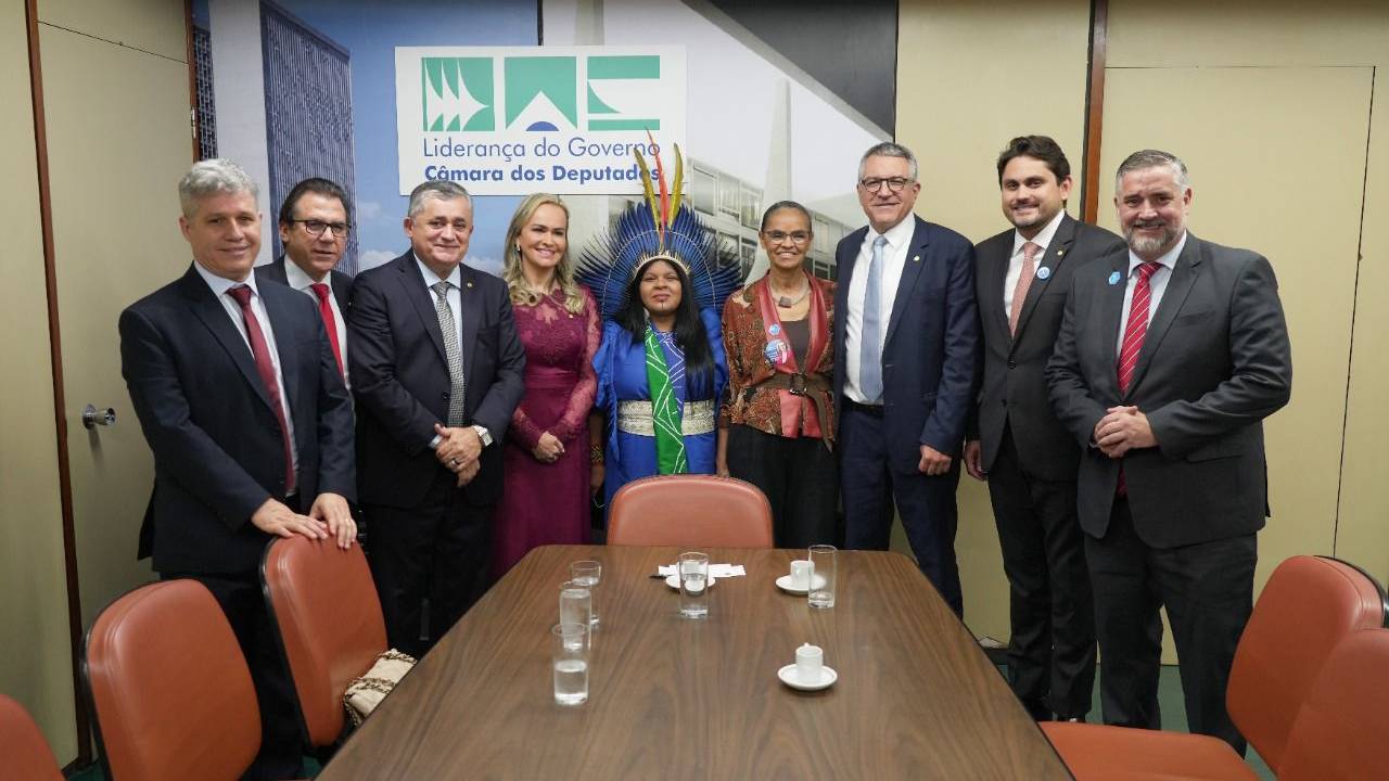 Os deputados federais Paulo Teixeira (PT-SP), Luiz Marinho (PT-SP), José Guimarães (PT-CE), Sonia Guajajara (PSOL-SP), Daniela Carneiro (União Brasil-RJ), Marina Silva (Rede-SP), Juscelino Filho (União Brasil-MA) e Paulo Pimenta (PT-RS).