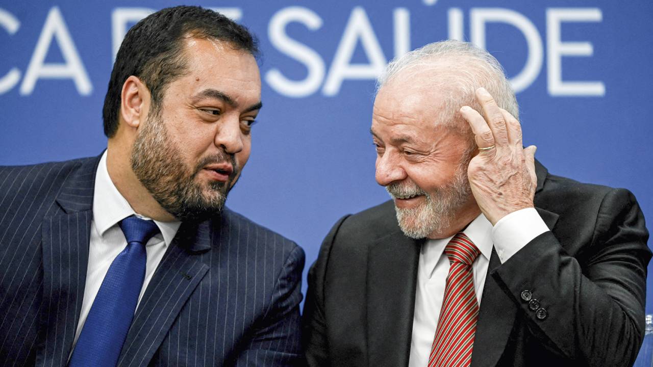 AFAGOS - Cláudio Castro e Lula, em evento no Rio: sorrisos, conversas ao pé do ouvido e promessa de trabalharem juntos -