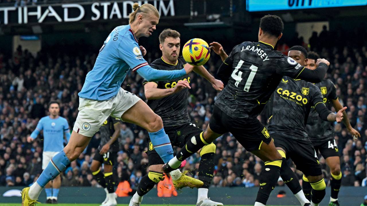 BOLA FORA - Haaland (à frente, de azul), craque do Manchester City: segundo autoridades, o clube violou 100 regras -