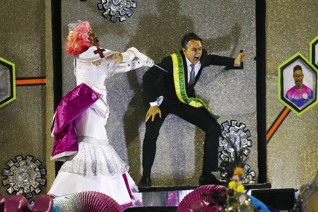 ABRE-CARNAVAL-2022-ROSAS-DE-OURO-JAIR-BOLSONARO-1.jpeg VACINA IDEOLÓGICA - Crítica a Bolsonaro no Carnaval: assunto já superado -