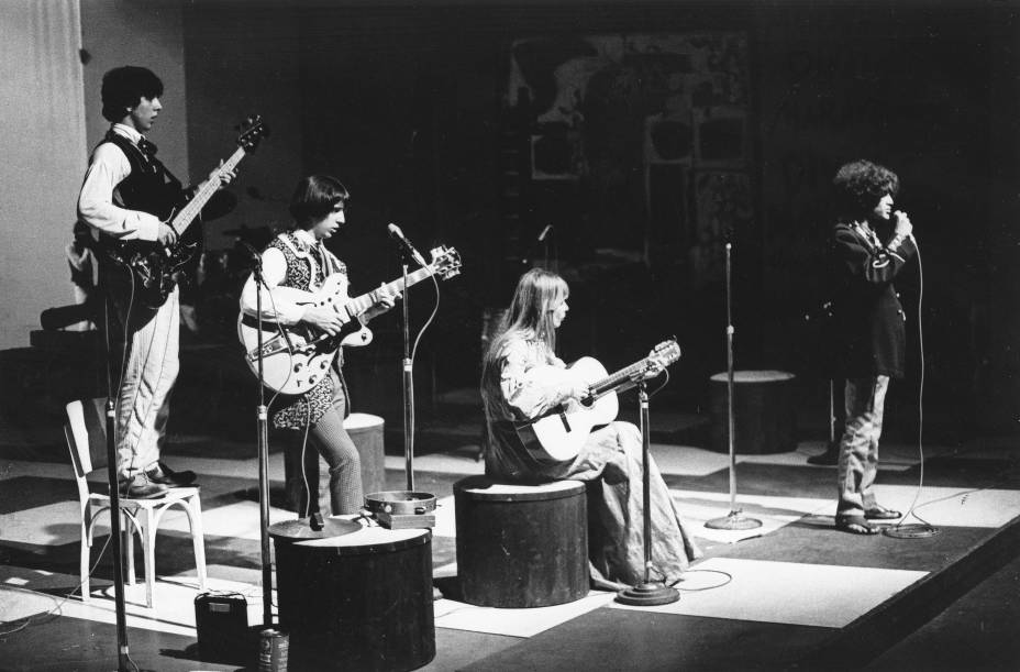 Caetano Veloso com os integrantes dos Mutantes: Rita Lee, Sérgio Dias Baptista e Arnaldo Baptista, no programa "Divino, Maravilhoso", da TV Tupi -