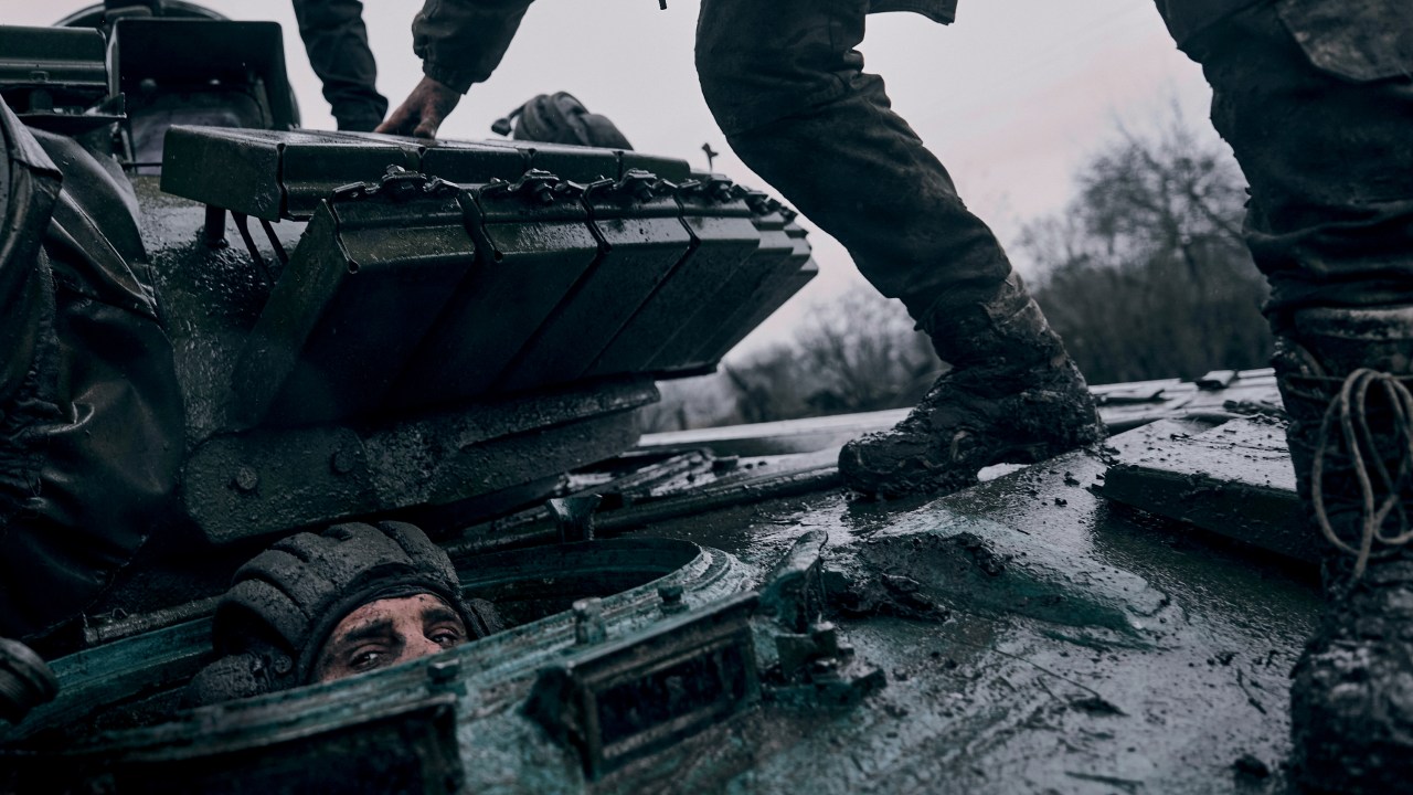 FINAL DISTANTE - Soldado ucraniano em tanque tomado dos russos: destruição, mas poucos avanços -