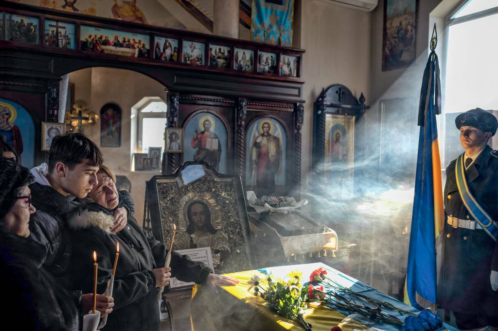 TRAGÉDIA - Velório de ucraniano morto em ação: mais de 8 milhões de pessoas deixaram o país fugindo da guerra -