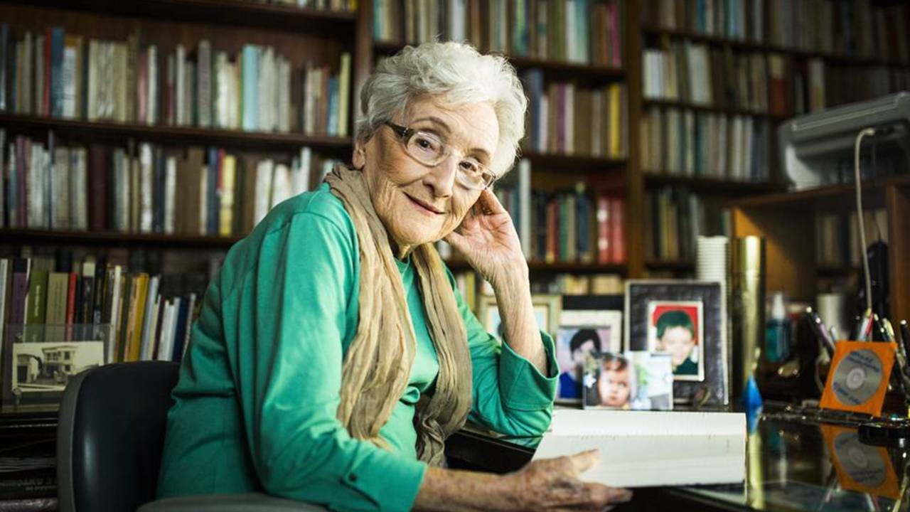 Cleonice Berardinelli lê poemas de Mario de Sá-Carneiro nesta segunda-feira, no Real Gabinete Português de Leitura Foto: Agência O Globo / Fábio Seixo