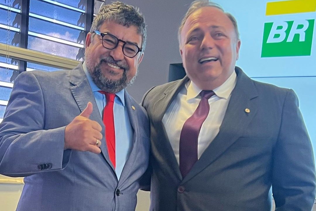 O deputado federal Washington Quaquá (PT-RJ) em encontro com o ex-ministro da Saúde e atual deputado federal Eduardo Pazuello (PL-RJ) -