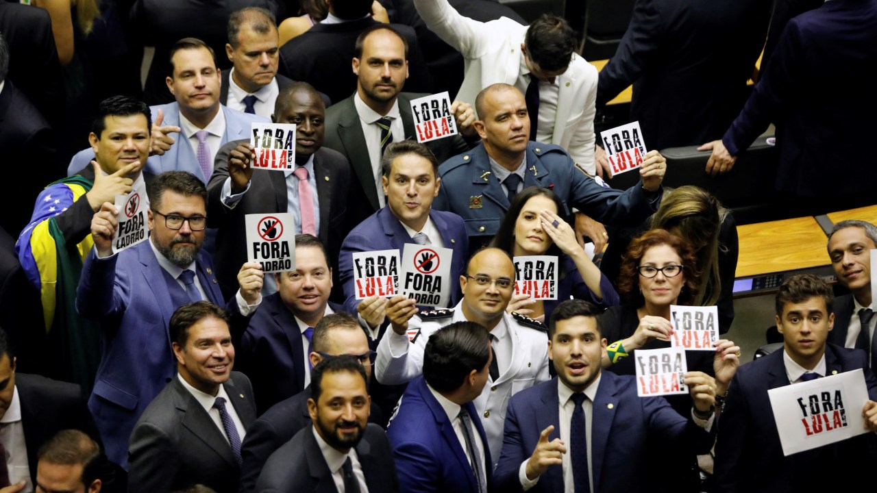 Deputados de direita protestam contra Lula no início de nova legislatura na Câmara