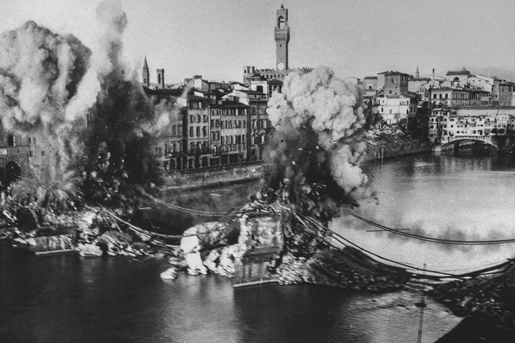 ABSURDO - Florença devastada: bombardeio alemão destruiu parte da cidade -