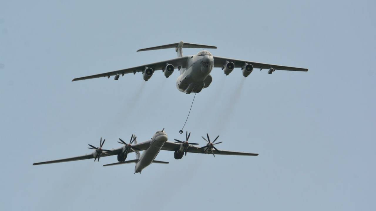 ombardeiro estratégico russo Tu-95MS realiza um voo sobre as águas neutras do Mar de Bering