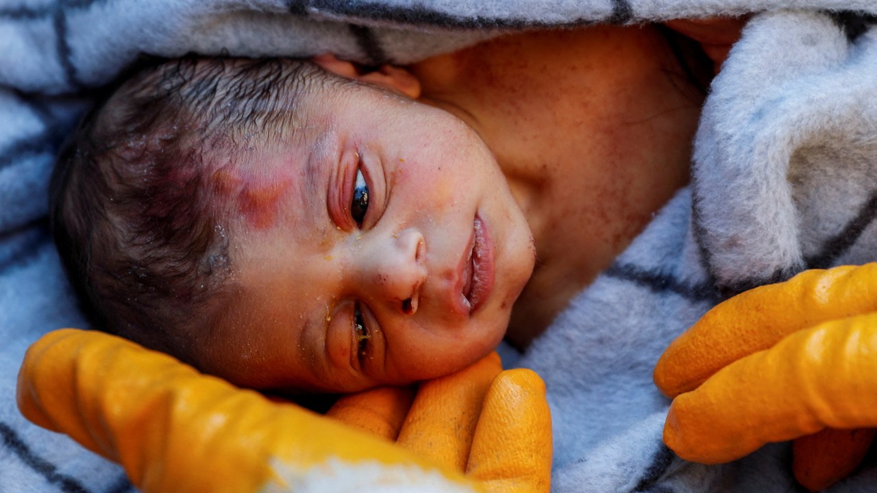 Com apenas dez dias de idade, bebê sobreviveu por 90 horas com a mãe nos escombros de um prédio em Hatay, na Turquia. 09/02/2023 -