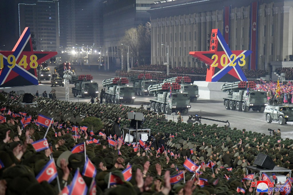 Kim Jong-un, líder norte-coreano, prometeu ampliar a confecção de mísseis para se proteger de 'ameaças' da Coreia do Sul e EUA. 08/02/2023 -