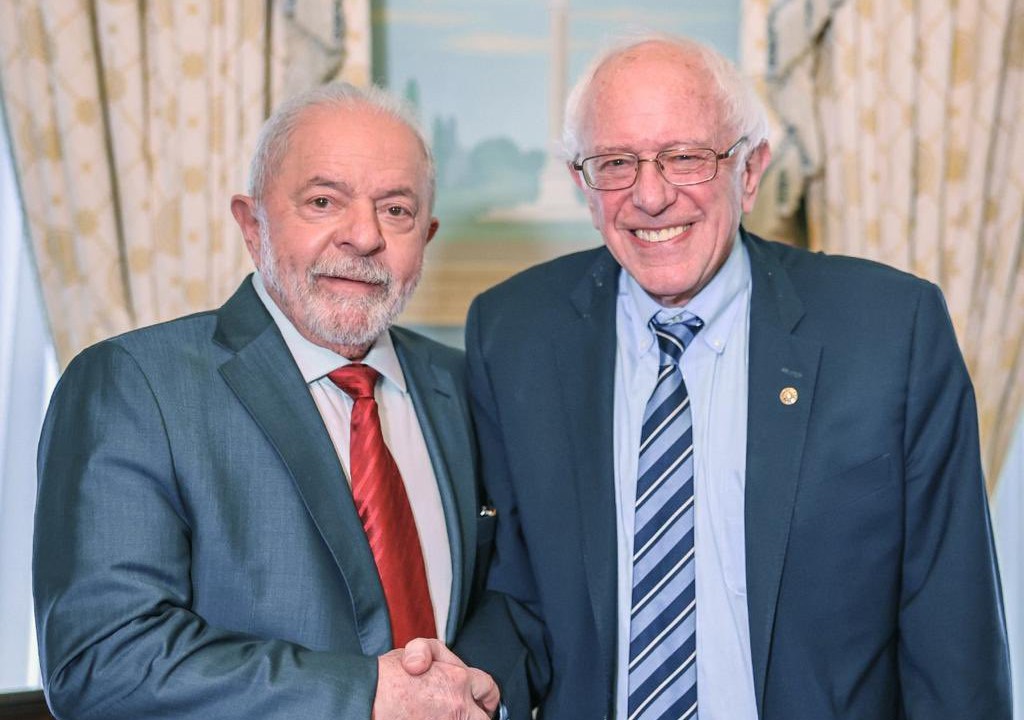 O presidente Luiz Inácio Lula da Silva (esq.) junto ao autoproclamado 'socialista' Bernie Sanders, senador dos EUA que é líder da esquerda no país. 10/02/2023 -