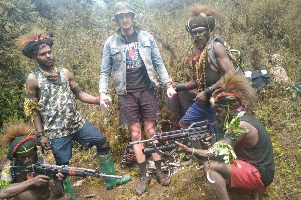 Rebeldes na Indonésia sequestram piloto neozelandês e postam fotos