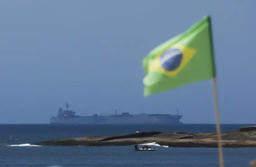 Navio militar iraniano Iris Makran navega na costa do Rio de Janeiro, visto da praia de Copacabana. -