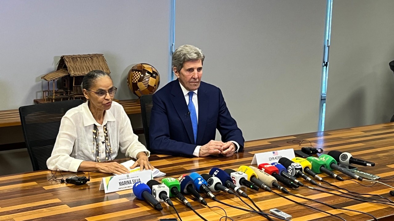 A ministra do Meio Ambiente, Marina Silva (esq.), e o enviado especial para o clima dos Estados Unidos, John Kerry. 28/02/2023 -