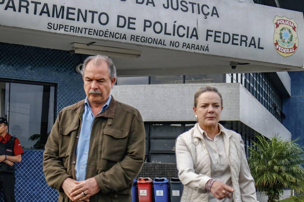 GLEISI-HOFFMANN-MERCADANTE-2018-3808.jpg RESILIÊNCIA - Com Gleisi Hoffmann, nos tempos da Lava-Jato: a dupla faz parte hoje do núcleo mais restrito de Lula -