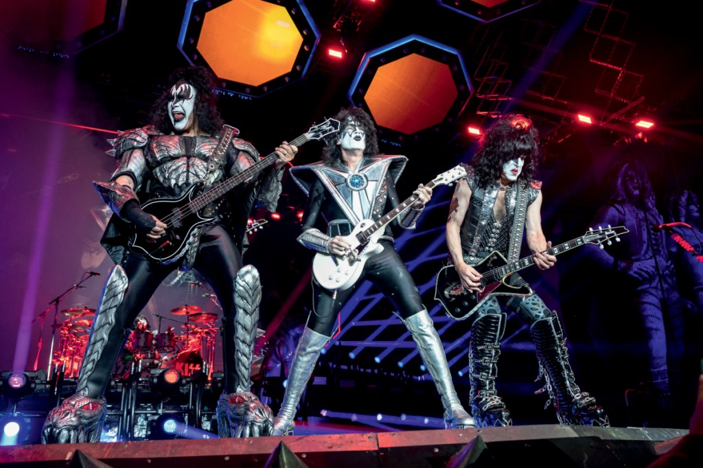 Gene Simmons está bem após passar mal em show de Manaus e turnê do Kiss no  Brasil segue - Confere Rock
