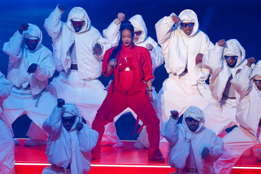A cantora Rihanna durante o show do intervalo do Super Bowl, em 12/02/2023