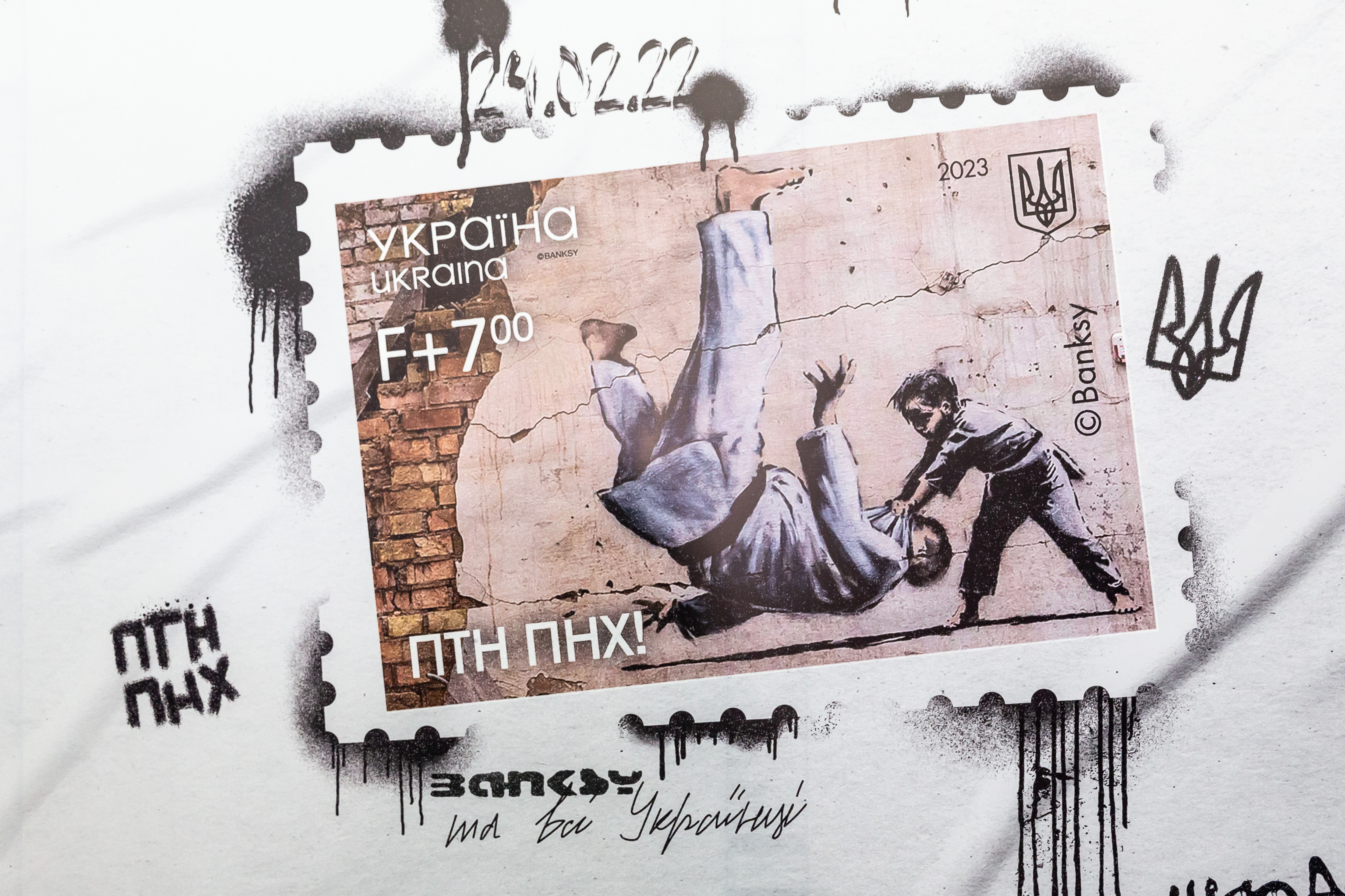Obra de Banksy vira selo na Ucrânia no aniversário da invasão