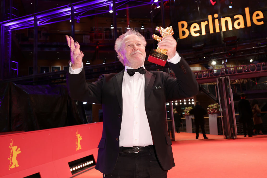 O cineasta francês Nicolas Philibert posa com o Urso de Ouro de melhor filme por 'Sur l'Adamant' -