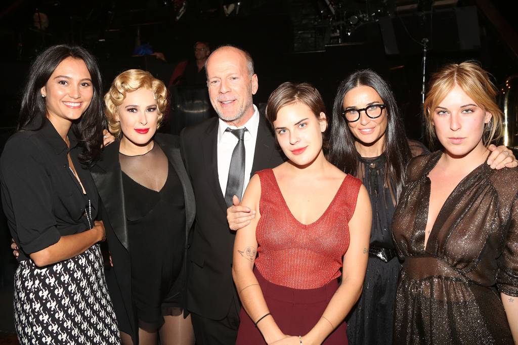 Da esquerda para a direita: Emma Heming, Rumer Willis, Bruce Willis, Tallulah Belle Willis, Demi Moore e Scout LaRue Willis em 2015 -