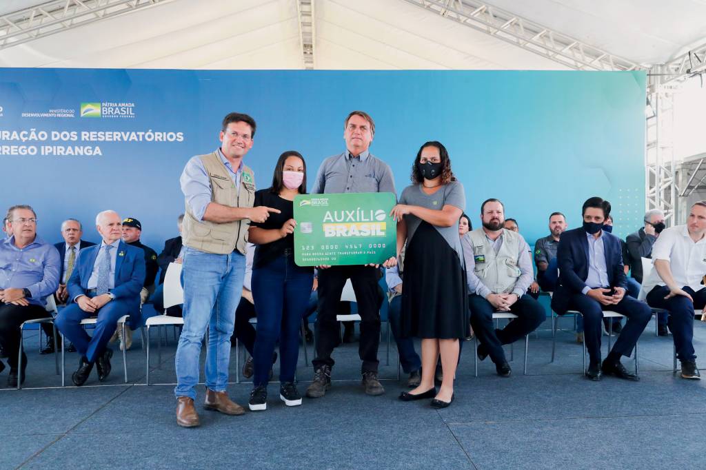24/02/2022 Cerimônia de Inauguração dos Reservatórios do Có PROBLEMAS - Bolsonaro e o ex-ministro Roma: o Auxílio Brasil ampliou casos de famílias “unipessoais” -