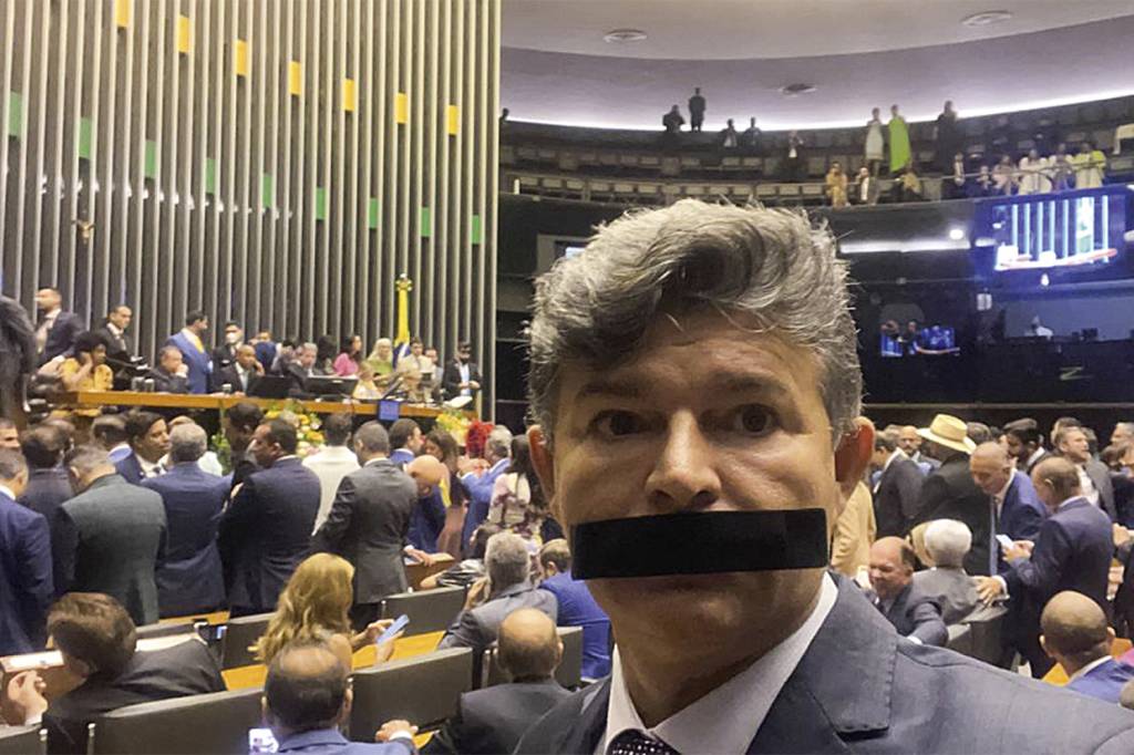 PROTESTO - Medeiros: o deputado usa mordaça na posse para criticar “censura” -