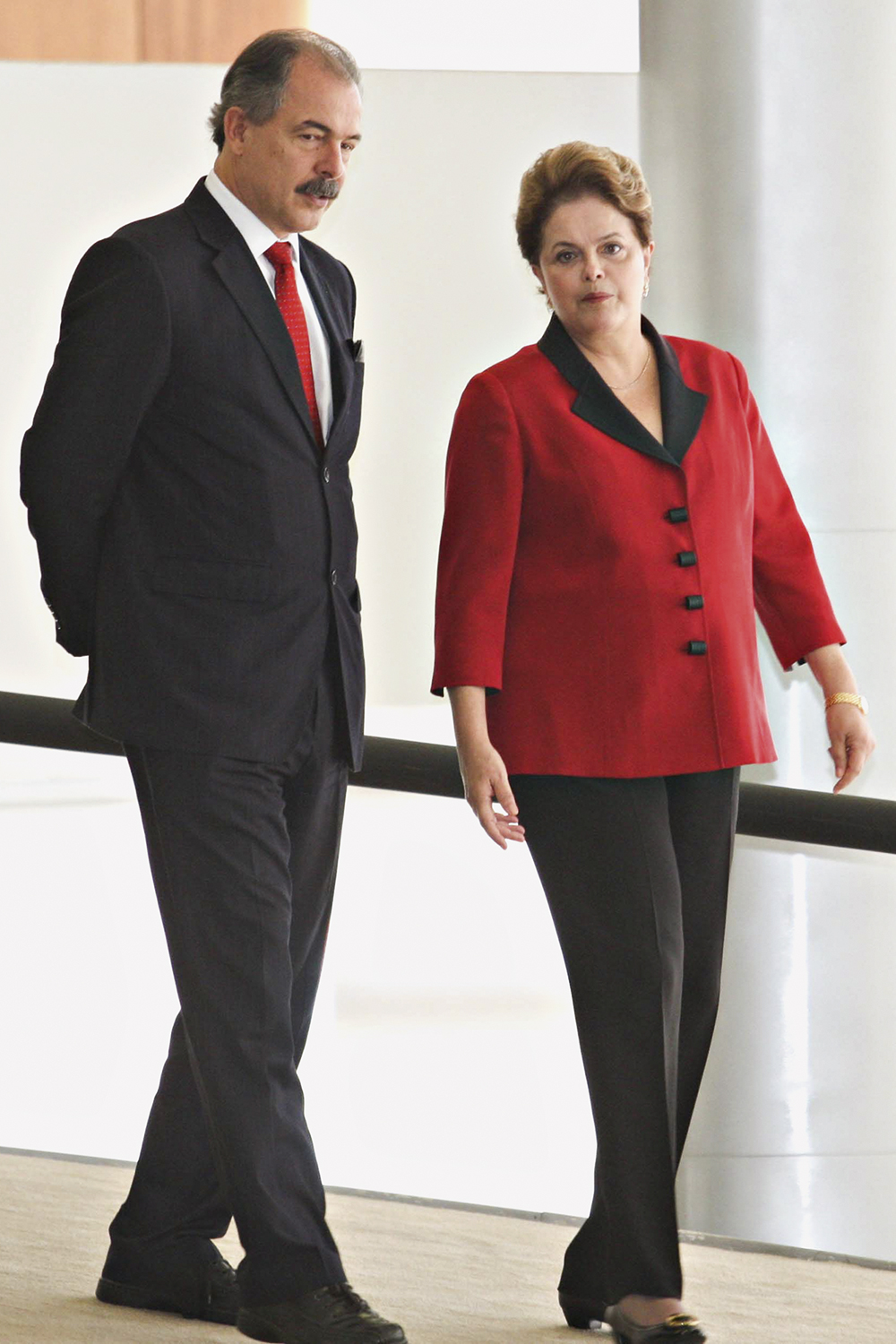 MERCADANTE_DILMA-ROUSSEFF_2011-1.jpg CRISE - Ao lado de Dilma: fiasco político atribuído a ele -