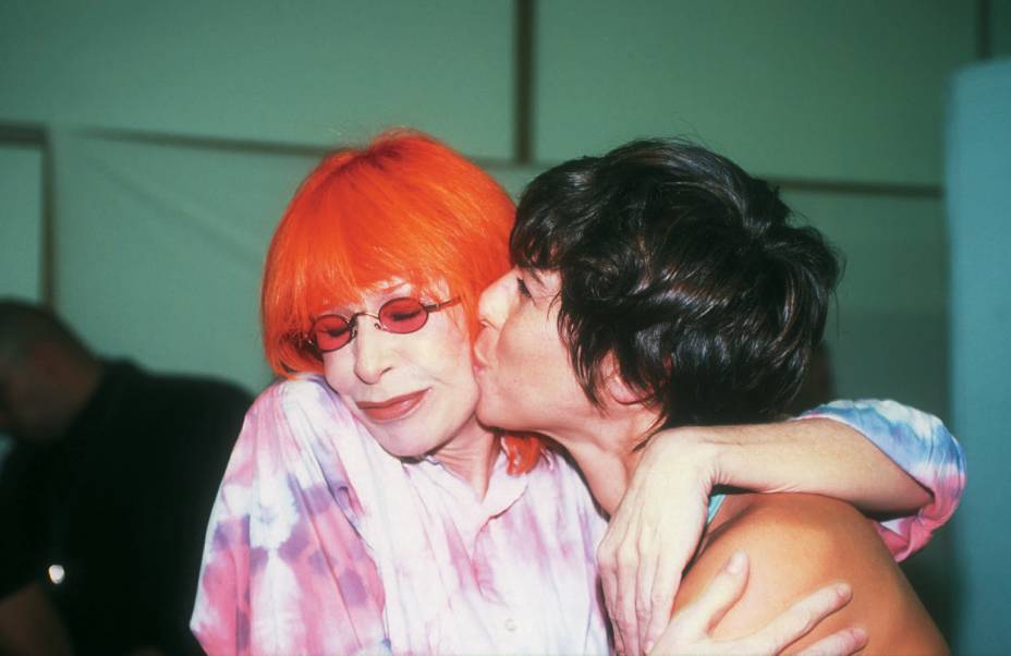 Maria Paula no show de Rita Lee, durante beijo na cantora, nop ano de 2001 -