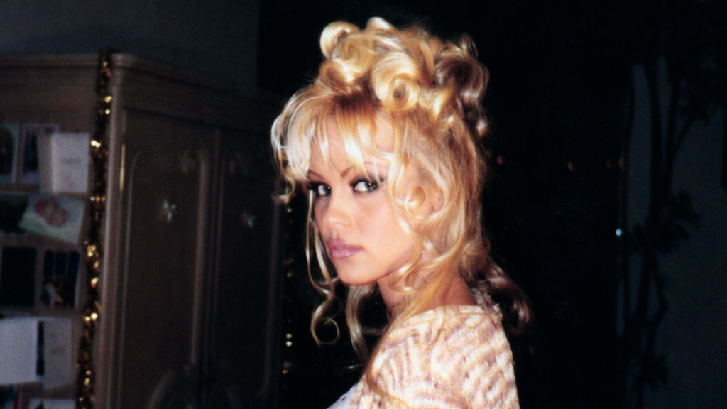 Pamela_a_love_story_01_02_36_10 .