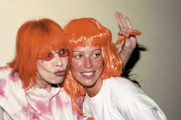 Rita Lee com Luana Piovani, que está usando uma peruca em homenagem à cantora, em seu camarim de seu show na Marina da Glória, em 2001 -