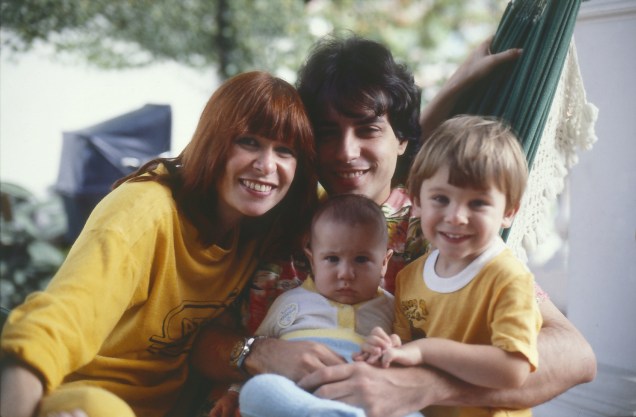 Rita Lee com o marido Roberto Carvalho e os filhos Roberto e João, em 1979 -