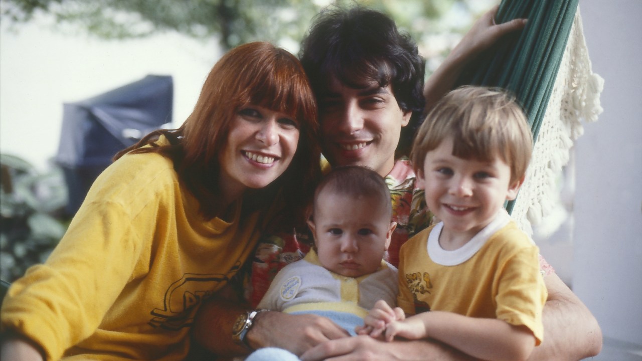 Rita Lee com o marido Roberto Carvalho e os filhos Roberto e João, em 1979 -