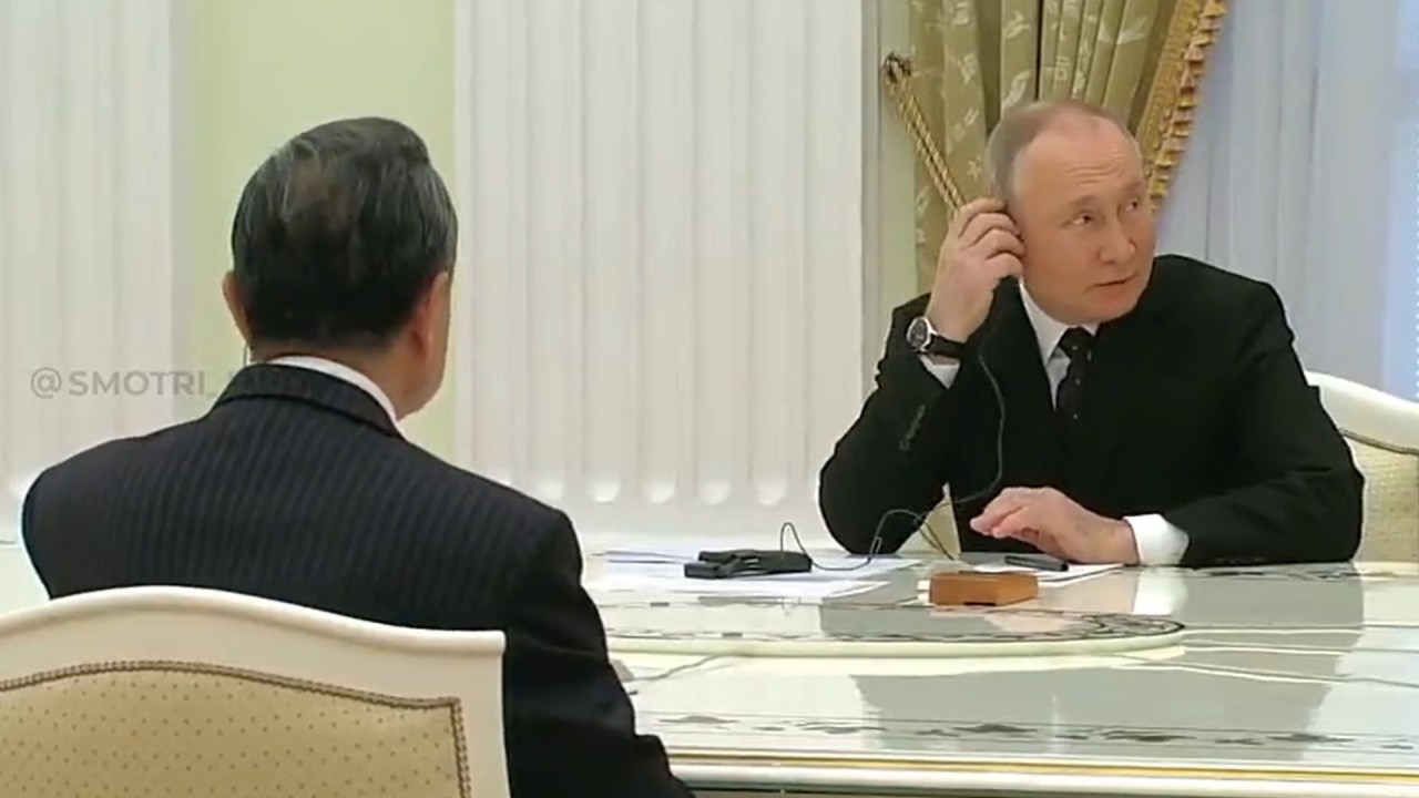 O presidente da Rússia, Vladimir Putin, encontra-se com o principal diplomata chinês, Wang Yi, no Kremlin. 22/02/2023 -