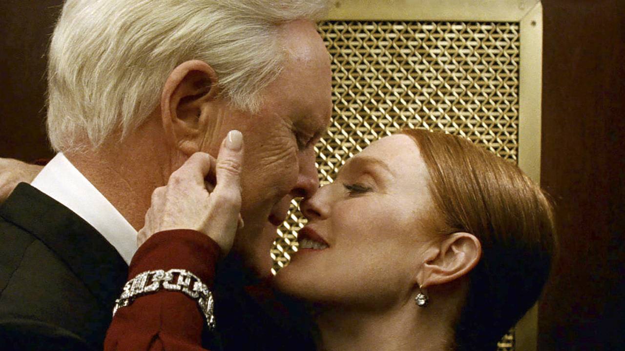 TENSÃO - John Lithgow e Julianne Moore no filme: milionários cercados por uma rede de trapaceiros -
