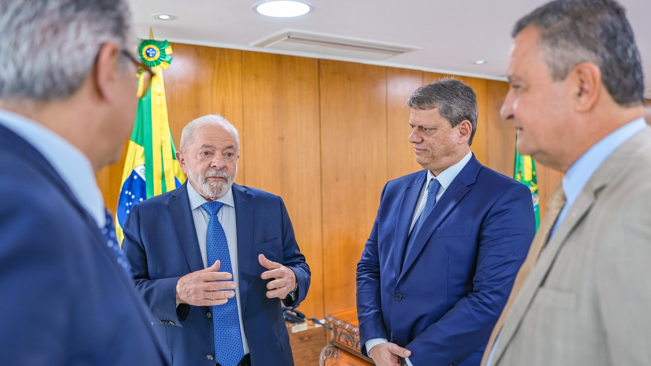 Acompanhado dos ministros Alexandre Padilha e Rui Costa, o presidente Lula recebe o governador de São Paulo, Tarcísio de Freitas