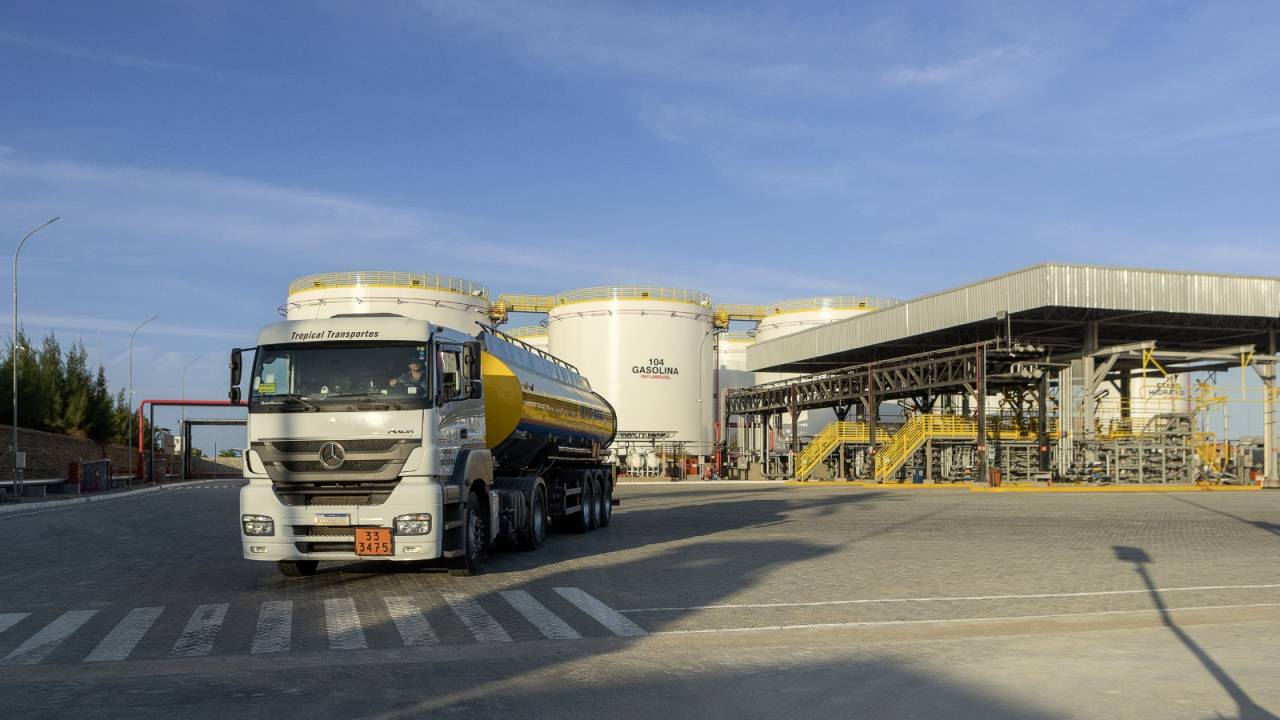 Caminhão de distribuição de combustíveis da Ultrapar, dona dos postos Ipiranga