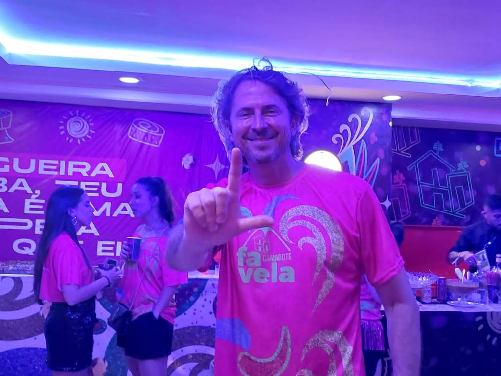 Zeca Dirceu chega ao camarote Favela