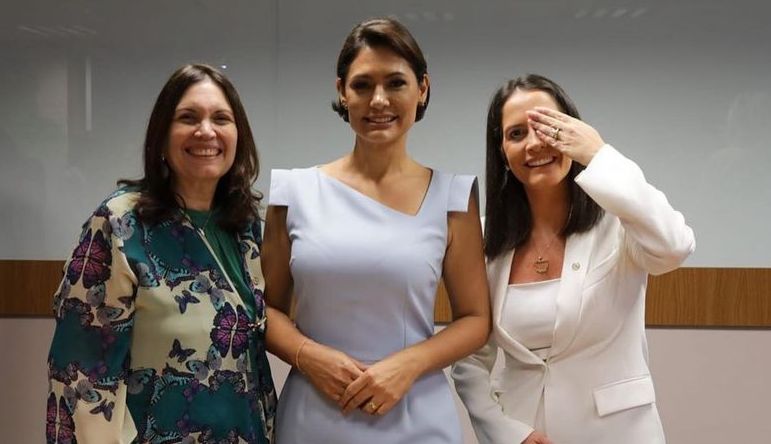 A presidente do PL Mulher Michelle Bolsonaro e as deputadas federais Bia Kicis (PL-DF) e Amália Barros (PL-MT)