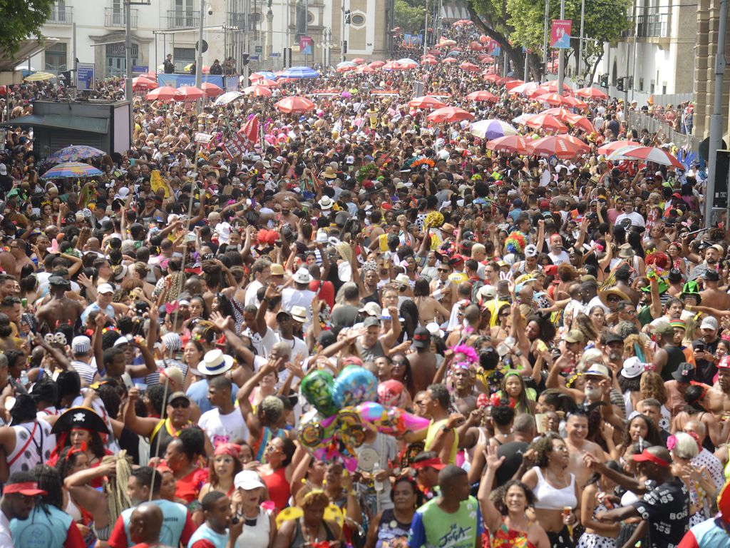 Bloco Cordão da Bola Preta desfila pelas ruas do centro do Rio de Janeiro no primeiro dia oficial do Carnaval 2023