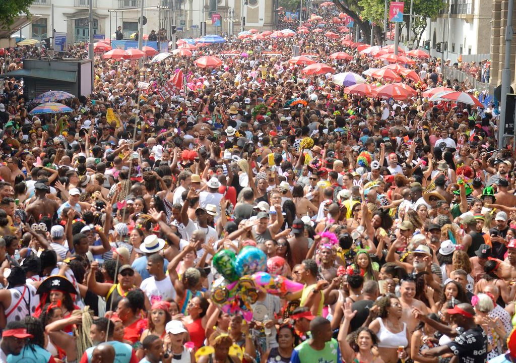 Bloco Cordão da Bola Preta desfila pelas ruas do centro do Rio de Janeiro no primeiro dia oficial do Carnaval 2023