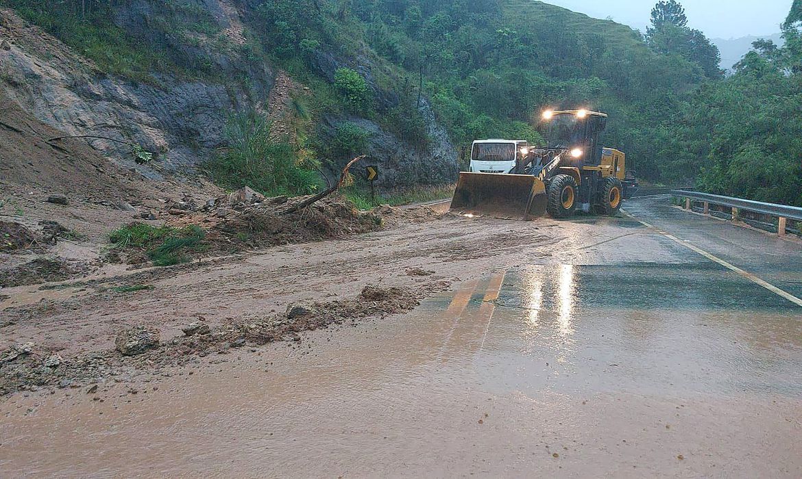 Rodovia que liga a cidade de São Paulo ao litoral paulista bloqueada em decorrência das chuvas