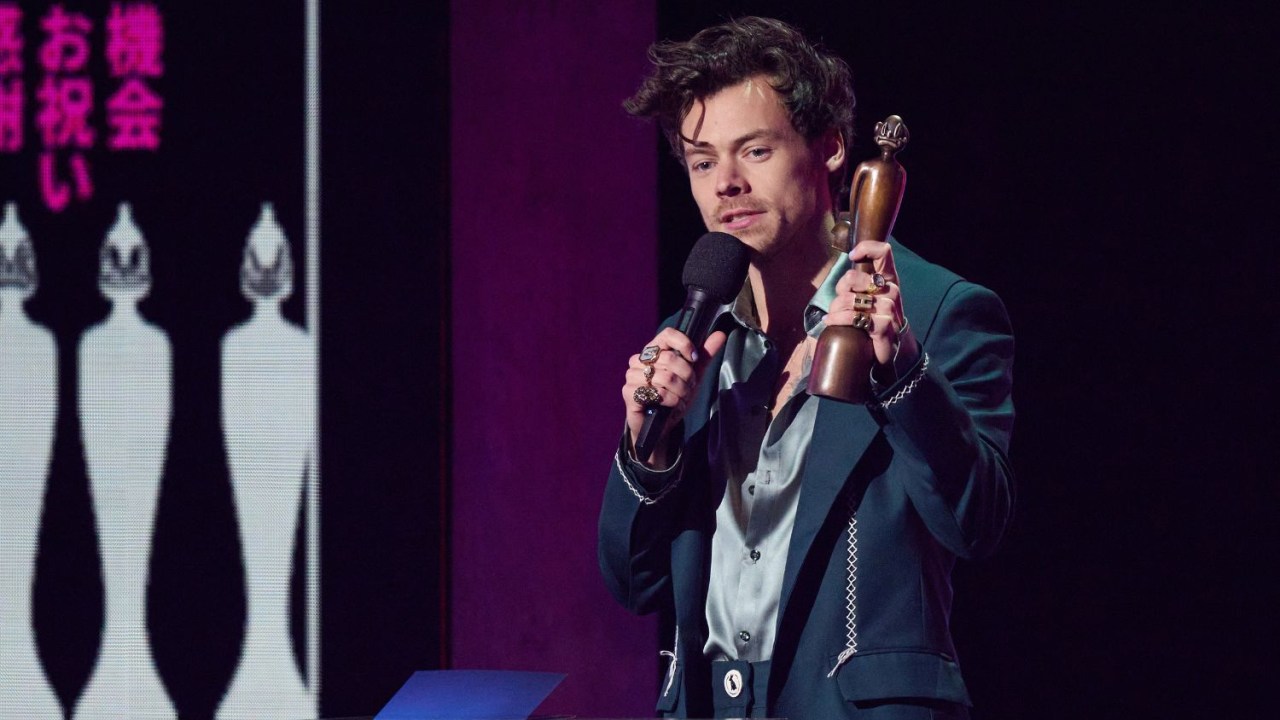 Harry Styles recebe o prêmio de Artista do Ano no BRIT Awards 2023
