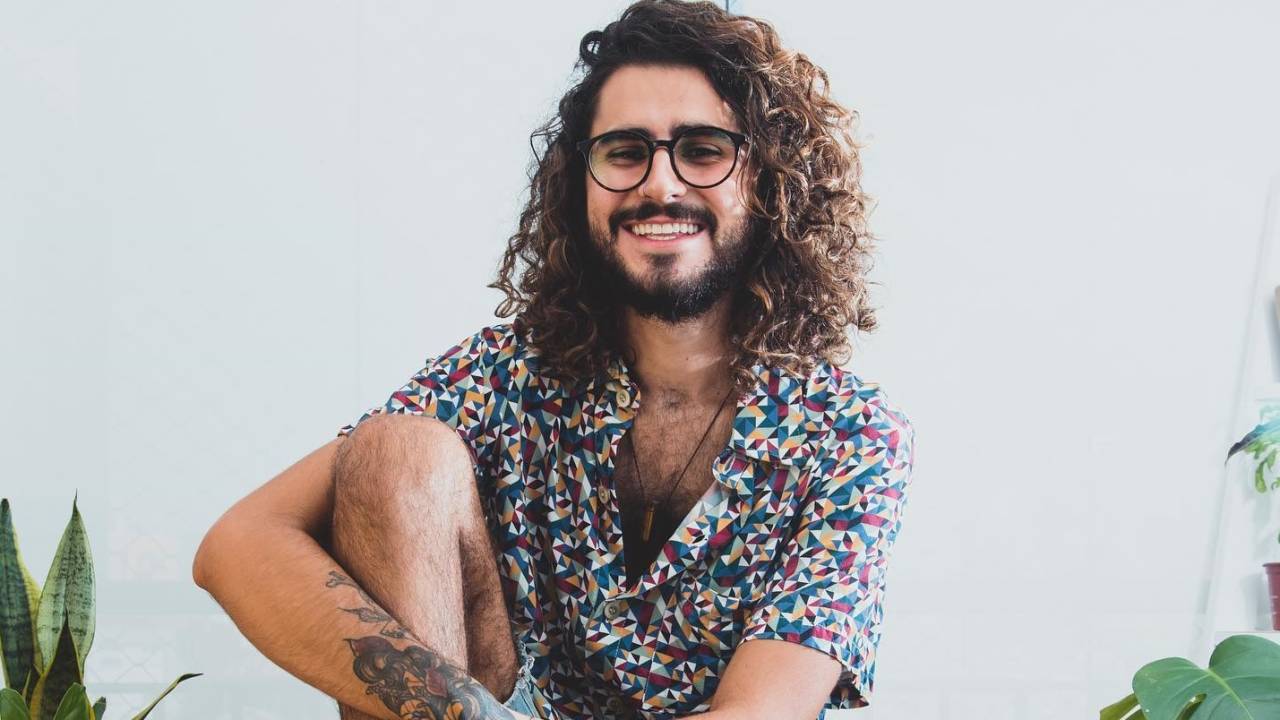 O influenciador Hugo Merchan discute novos padrões de masculinidade -