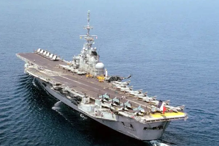 AGU quer R$ 322 mi de empresas que abandonaram porta-aviões no mar