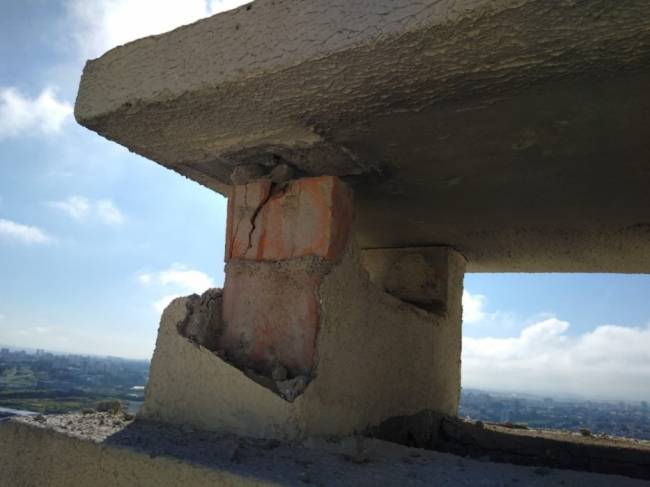 photo Estrago produzido no prédio pela descarga do raio. Uma falha na instalação do para-raios fez com que ele atingisse a chaminé de um forno localizado na cobertura -
