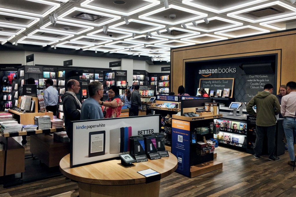 AMAZON BOOKS - Livraria em Nova York: concorrência com as vendas digitais põe em xeque o futuro da empreitada -