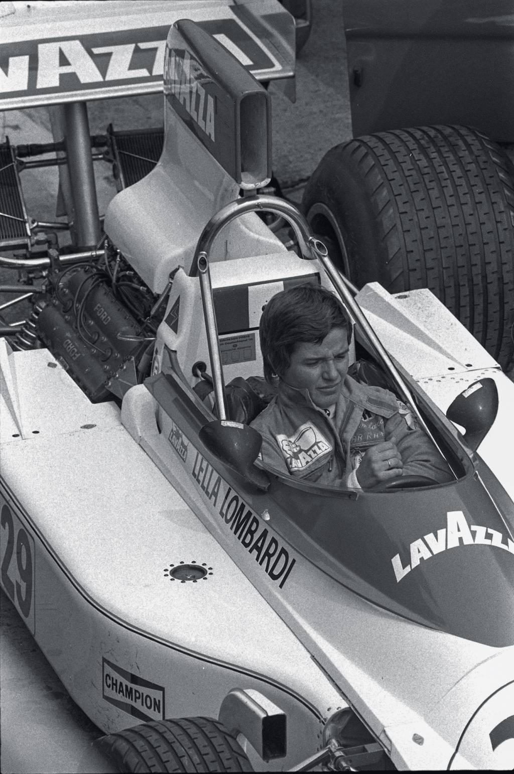 PASSADO - Lella Lombardi, a última a correr, em 1976: exceção na pista -